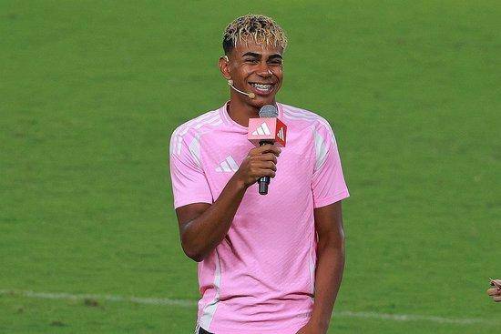 ▲ 어린 시절부터 빠르게 잠재력을 인정받은 야말은 2023년, 15세의 나이로 스페인 라리가 데뷔전을 치르며 구단 최연소 데뷔 선수라는 기록을 세웠다. 이어 성인 무대에서도 능력을 입증하며 점차 주전 자리를 꿰찬 그는 이제 명실상부한 바르셀로나의 에이스가 됐다. ⓒ 시나스포츠