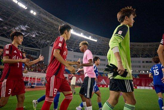 ▲ 어린 시절부터 빠르게 잠재력을 인정받은 야말은 2023년, 15세의 나이로 스페인 라리가 데뷔전을 치르며 구단 최연소 데뷔 선수라는 기록을 세웠다. 이어 성인 무대에서도 능력을 입증하며 점차 주전 자리를 꿰찬 그는 이제 명실상부한 바르셀로나의 에이스가 됐다. ⓒ 시나스포츠