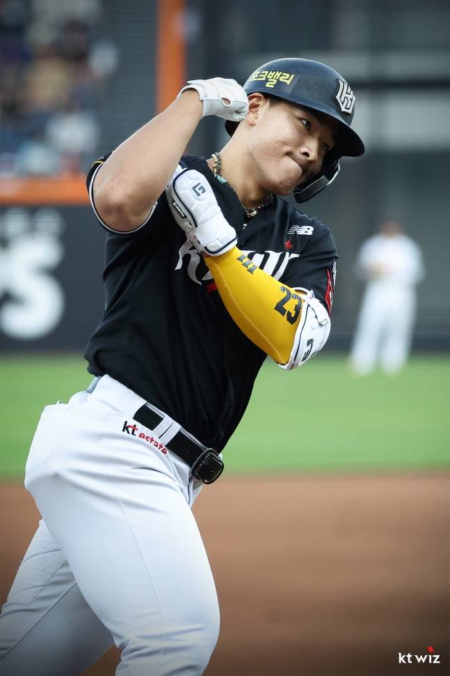 홈런을 날리고 세리머니를 하는 안현민. /사진=KT 위즈 제공