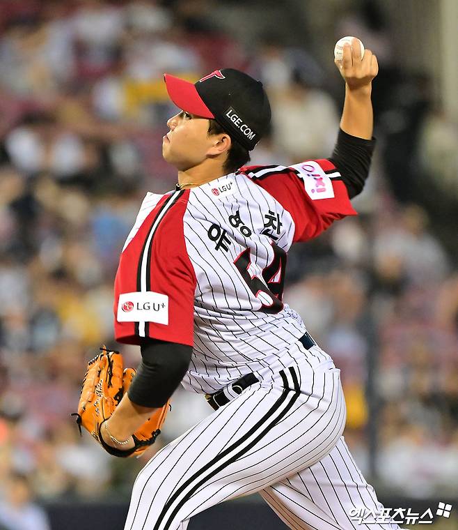 지난 6월 22일 오후 서울 송파구 잠실야구장에서 열린 '2025 신한 SOL Bank KBO리그' 두산 베어스와 LG 트윈스의 경기, 9회초 LG 유영찬이 공을 힘차게 던지고 있다. 엑스포츠뉴스 DB