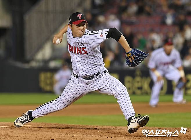 지난 6월 12일 오후 서울 송파구 잠실야구장에서 열린 '2025 신한 SOL Bank KBO리그' SSG 랜더스와 LG 트윈스의 경기, 9회초 LG 박명근이 공을 힘차게 던지고 있다. 엑스포츠뉴스 DB