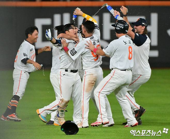 10일 오후 대전 한화생명 볼파크에서 열린 '2025 신한 SOL Bank KBO리그' KIA 타이거즈와 한화 이글스의 경기, 한화가 문현빈의 끝내기 안타에 힘입어 KIA에 3:2 역전승을 거두며 6연승을 기록했다. 9회말 2사 만루 한화 문현빈이 끝내기 안타를 날리고 있다. 대전, 김한준 기자