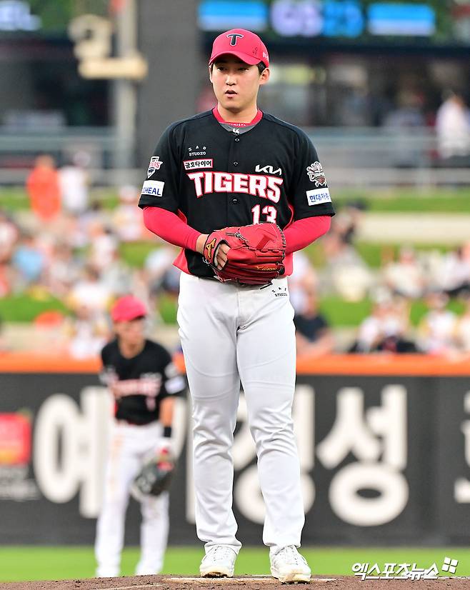 8일 오후 대전 한화생명 볼파크에서 열린 '2025 신한 SOL Bank KBO리그' KIA 타이거즈와 한화 이글스의 경기, 1회말 KIA 선발투수 윤영철이 공을 힘차게 던지고 있다. 엑스포츠뉴스 DB