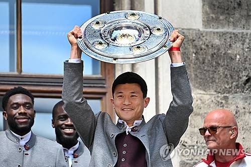 김민재가 스페인 최고 명문이자 축구인들이라면 누구나 가고 싶어하는 '꿈의 구단' FC바르셀로나에 갈 가능성이 생겼다.&nbsp;독일 매체 'TZ'는 11일 바르셀로나가 뮌헨 수비 듀오 김민재, 다요 우파메카노에 대해 문의했다고 보도했다.&nbsp;매체는 '주전 수비수 로날드 아라우호가 바르셀로나를 떠날 수 있는 이벤트에서 계획되고 있다. 바르셀로나 스포츠 디렉터 데쿠가 우파메카노의 플레이스타일과 김민재의 강점, 특히 경기 빌드업과 경합 습관을 좋아한다'고 설명했다.&nbsp;김민재는 지난 2년간 독일 최고 명문이자 세계적인 구단 바이에른 뮌헨에서 뛰었으나 매 시즌 후반기에 부진하다보니 올여름엔 매물로 나온 상태다. 연합뉴스