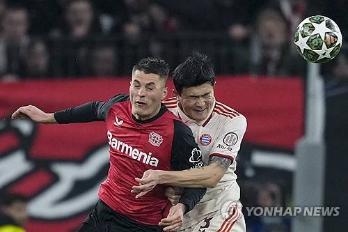 김민재가 스페인 최고 명문이자 축구인들이라면 누구나 가고 싶어하는 '꿈의 구단' FC바르셀로나에 갈 가능성이 생겼다.&nbsp;독일 매체 'TZ'는 11일 바르셀로나가 뮌헨 수비 듀오 김민재, 다요 우파메카노에 대해 문의했다고 보도했다.&nbsp;매체는 '주전 수비수 로날드 아라우호가 바르셀로나를 떠날 수 있는 이벤트에서 계획되고 있다. 바르셀로나 스포츠 디렉터 데쿠가 우파메카노의 플레이스타일과 김민재의 강점, 특히 경기 빌드업과 경합 습관을 좋아한다'고 설명했다.&nbsp;김민재는 지난 2년간 독일 최고 명문이자 세계적인 구단 바이에른 뮌헨에서 뛰었으나 매 시즌 후반기에 부진하다보니 올여름엔 매물로 나온 상태다. 연합뉴스