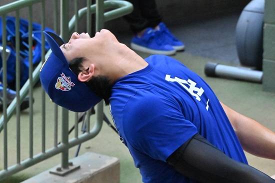 일본 언론이 LA 다저스 오타니 쇼헤이의 이도류 복귀 뒤 타격 부진과 팀 추락에 대한 부진을 강하게 지적했다. 오타니의 지명 타자 자리를 다른 베테랑 타자들에게 양보해야 한단 주장까지 나왔다. 연합뉴스