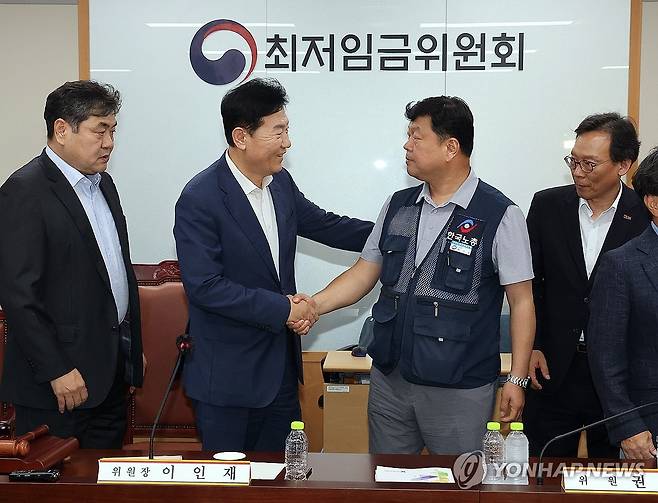 내년 최저임금 시간당 1만320원…17년만에 합의로 결정 (세종=연합뉴스) 배재만 기자 = 최저임금위원회 사용자위원 운영위원인 류기정 한국경영자총협회 전무(왼쪽 두 번째)와 근로자위원 운영위원인 류기섭 한국노총 사무총장(오른쪽 두 번째)이 10일 정부세종청사에서 열린 제12차 전원회의에서 내년 최저임금을 시간당 1만320원으로 17년만에 합의로 결정한 뒤 악수하고 있다. 왼쪽은 이인재 위원장. 2025.7.10 scoop@yna.co.kr