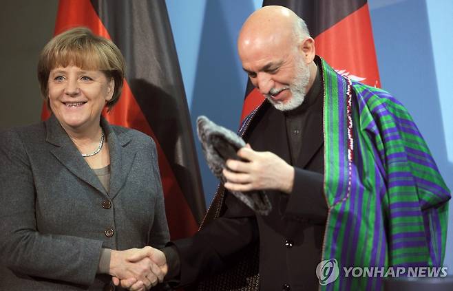 2011년 독일 방문한 하미드 카르자이 당시 아프가니스탄 대통령(오른쪽)과 앙겔라 메르켈 당시 독일 총리 [EPA 연합뉴스 자료사진. 재판매 및 DB 금지]
