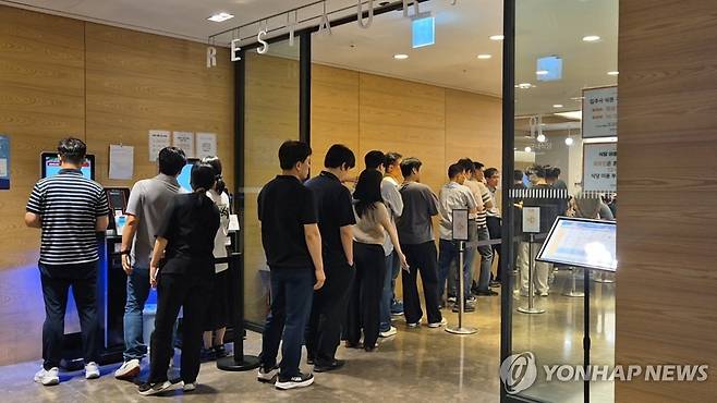 '가성비 맛집' 구내식당 (서울=연합뉴스) 이승연 기자 = 지난 8일 낮 12시 서울 여의도 한 회사의 구내식당에 직장인들이 줄을 서고 있다. 2025.7.11