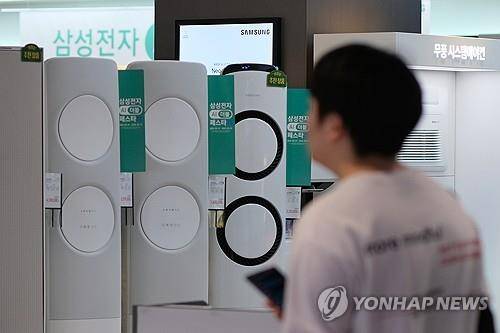 '올해는 얼마나 더우려나'  기록적인 폭염이 계속되는 가운데 5월25일 서울시내 한 대형 마트에서 한 시민이 에어컨 및 냉방용 가전제품을 살펴보고 있다. [연합뉴스 자료사진]