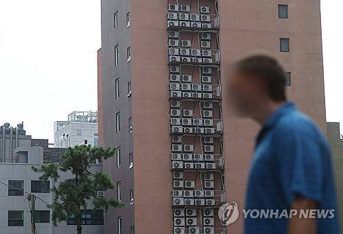 에어컨 없이 '잠 못 이루는 밤' 2024년 8월25일 서울의 한 건물에 설치된 에어컨 실외기들[연합뉴스 자료사진]