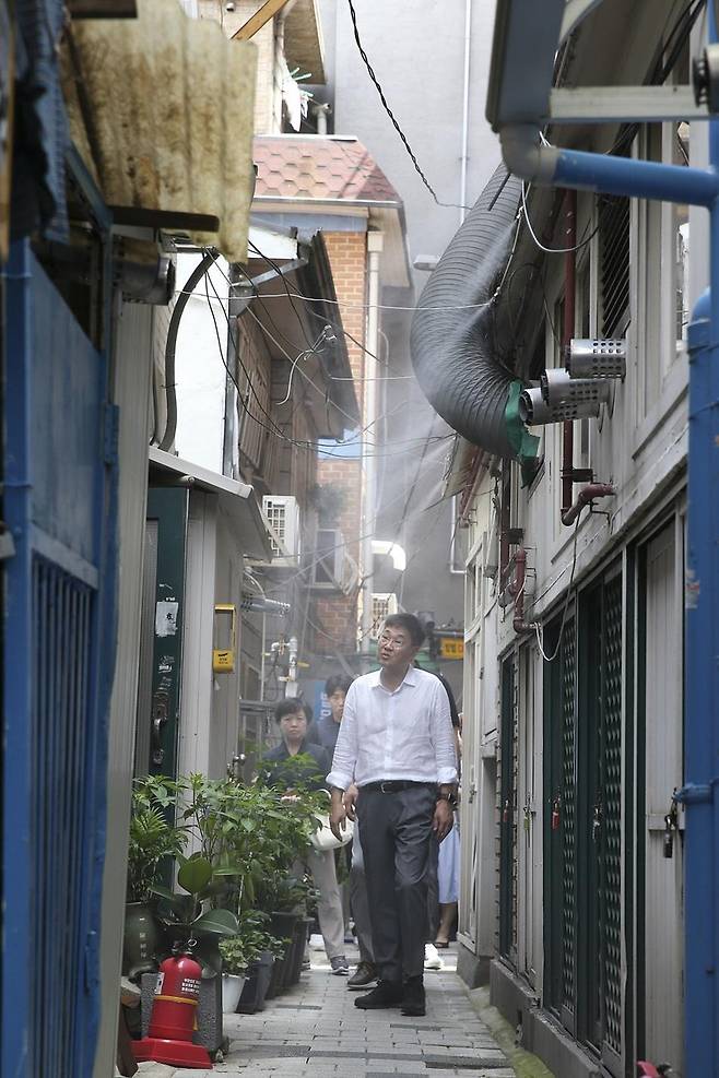 돈의동 쪽방촌을 점검하는 정문헌 종로구청장 [종로구 제공. 재판매 및 DB 금지]