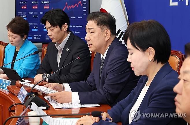 최고위원회의에서 발언하는 김병기 당 대표 직무대행 (서울=연합뉴스) 김주형 기자 = 더불어민주당 김병기 당 대표 직무대행 겸 원내대표(가운데)가 11일 국회에서 열린 최고위원회의에서 발언하고 있다. 2025.7.11 kjhpress@yna.co.kr