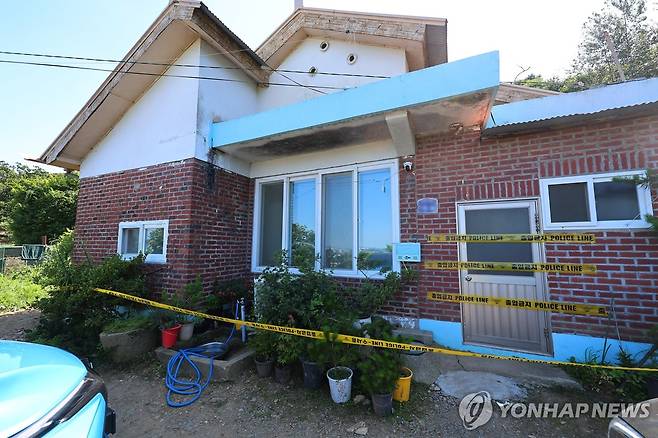 일가족 3명 살해된 주택에 설치된 폴리스라인 (김포=연합뉴스) 임순석 기자 = 부모와 형 일가족 3명이 살해된 경기 김포 한 주택 앞에 11일 폴리스라인이 처져 있다. 경기 김포경찰서는 살인 혐의로 30대 A씨를 붙잡아 조사 중이라고 11일 밝혔다. A씨는 전날 오전 김포시 한 단독주택에서 60∼70대 부모와 30대 형 등 일가족 3명을 흉기로 살해한 혐의를 받고 있다. 2025.7.11 soonseok02@yna.co.kr