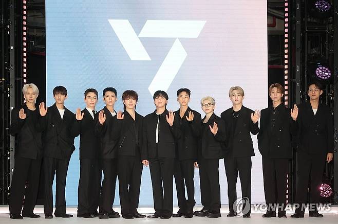 에어비앤비 행사 참석한 세븐틴 (서울=연합뉴스) 류효림 기자 = 그룹 세븐틴이 4일 서울 용산구 리플레이스 한남에서 열린 세븐틴 에어비앤비 익스피리언스 기념 포토세션에서 포즈를 취하고 있다. 2025.6.4 ryousanta@yna.co.kr