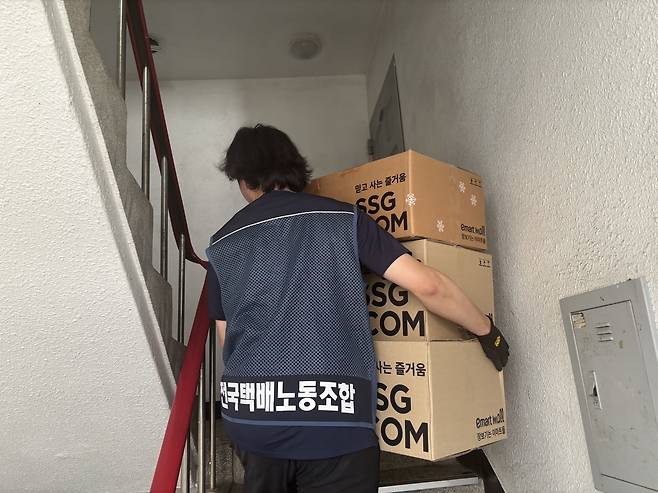 빌라촌에서 배달하는 기사 [촬영 조현영]