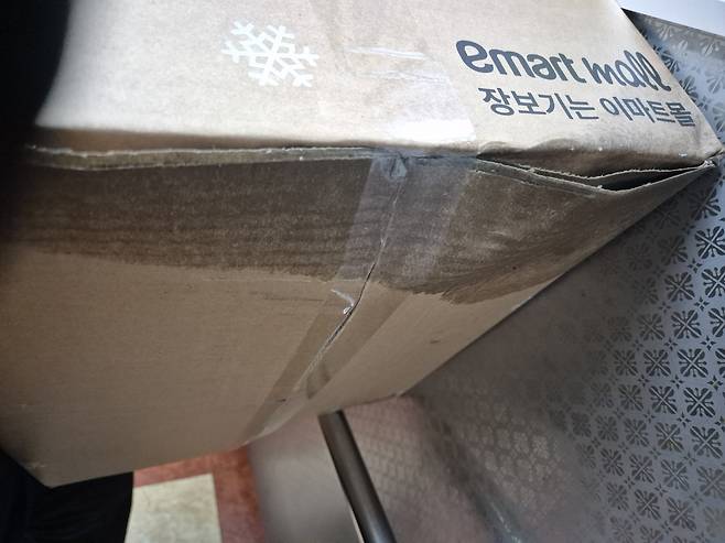 아이스팩이 녹아 축축해진 택배상자 [촬영 조현영]