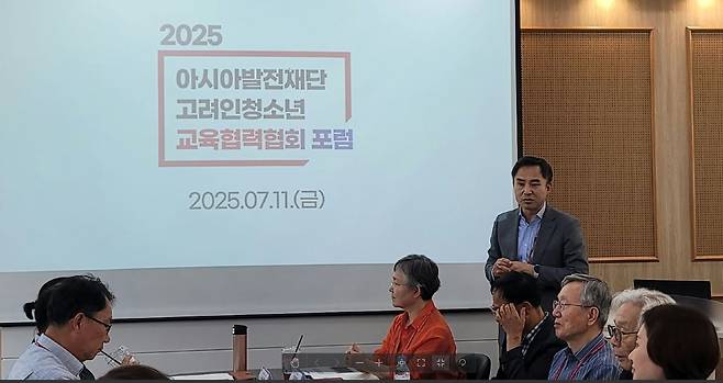동포청 입장 밝히고 있는 이기성 정책국장 (서울=연합뉴스) 11일 충남 아산시 호서대 산학협력단 비즈니스라운지에서 열린 '2025 전반기 고려인청소년교육협력협회 포럼'에서 재외동포청 이기성 정책국장이 전문가 의견을 경청한 뒤 동포청 입장을 밝히고 있다. [재외동포청 제공]