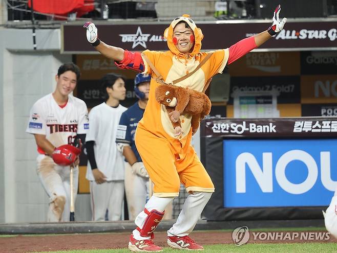 춤추는 남부 올스타 박재현 (대전=연합뉴스) 강수환 기자 = 11일 오후 대전 한화생명볼파크에서 열린 '2025 KBO 퓨처스 올스타전' 북부 올스타와 남부 올스타의 경기. 8회초 남부 공격 1사 1루 상황에서 기아 박재현이 코스튬 옷을 입고 춤을 추며 마운드에 올라서고 있다. 2025.7.11 swan@yna.co.kr