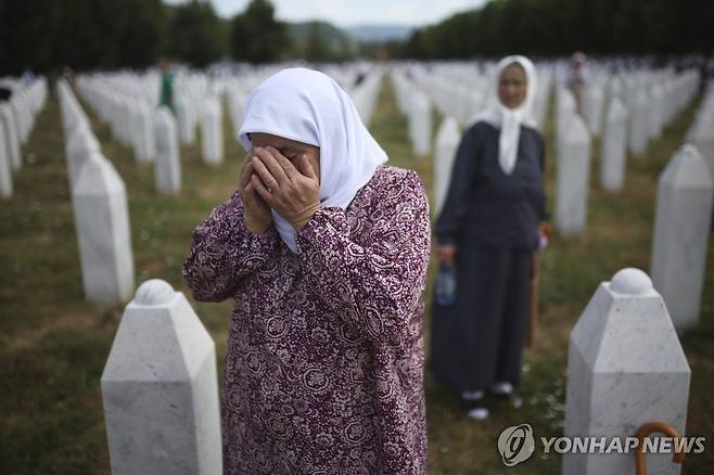 스레브레니차 학살 추모공원에서 흐느끼는 여성 [AP 연합뉴스. 재판매 및 DB 금지]