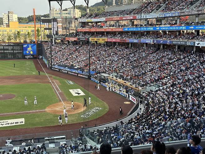 전국에서 모인 프로야구 팬들이 12일 대전 한화생명 볼파크에서 열린 프로야구 올스타전을 관람하고 있다.(사진=심효준 기자)