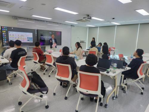 강원특별자치도교육청(교육감:신경호)은 지난 11일과 12일 이틀간 강원국제교육원과 한림대 산학협력관에서 ‘창업, AI와 디지털을 입다’ 교사 연수를 실시했다.