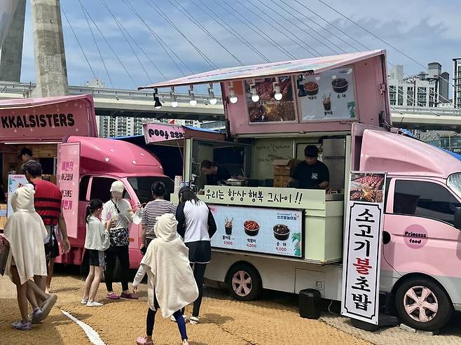 대구 신천물놀이장 이용객들이 푸드트럭을 이용하고 있다. 박영민 기자.