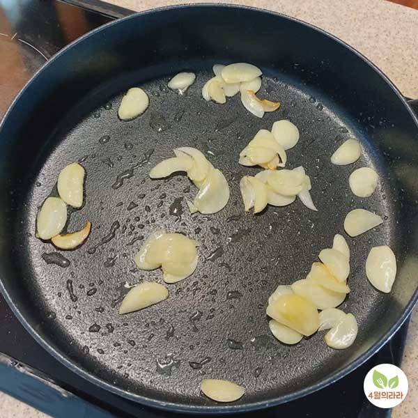 팬에 마늘을 볶는 모습