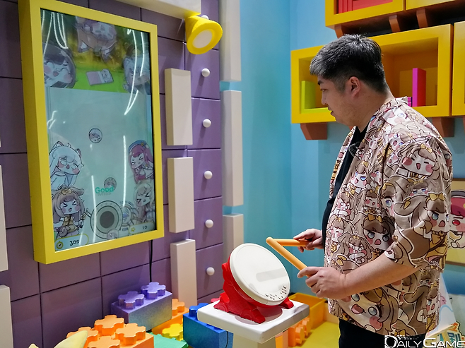 게임의 특징 요소들을 활용한 리듬 게임을 직접 즐겨보는 에피드게임즈 한정현 대표.