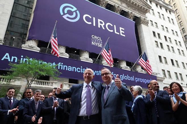 서클인터넷그룹의 CEO 제러미 알레어와 공동 창업자인 션 네빌이 2025년 6월 5일, 회사의 뉴욕증권거래소 상장 당일 뉴욕시의 거래소 앞에서 포즈를 취하고 있다. (사진=로이터통신)