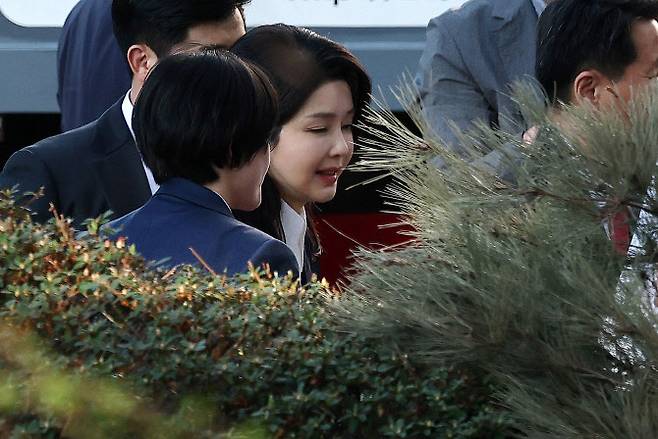 서초구 아크로비스타 사저 앞에서 주민들과 인사하는 김건희 여사 (사진=연합뉴스)