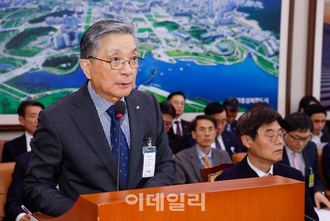 이한준 한국토지주택공사(LH) 사장이 서울 여의도 국회에서 열린 국토교통위원회 전체회의에 출석해 의원 질의에 답하고 있다. (사진=뉴스1)
