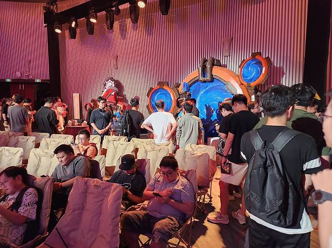 - 각종 이벤트를 즐기며 행사를 만끽 중인 유저들&nbsp;