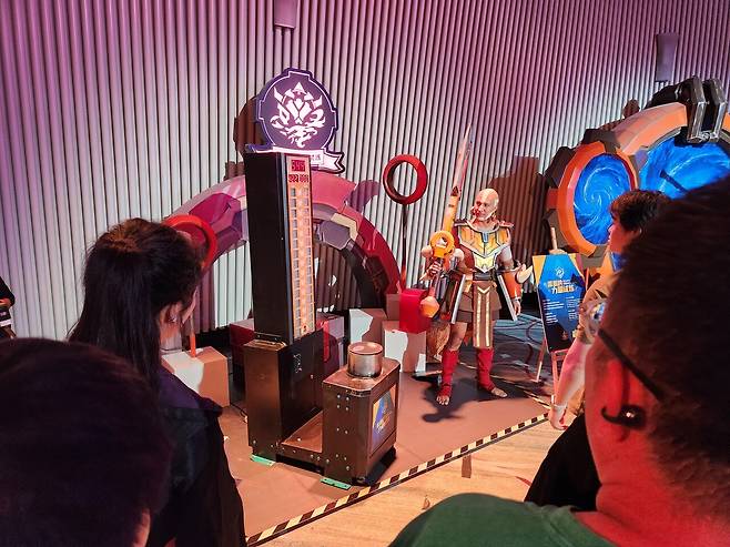 - 남자라면 그냥 지나치지 못하는 망치 게임&nbsp;