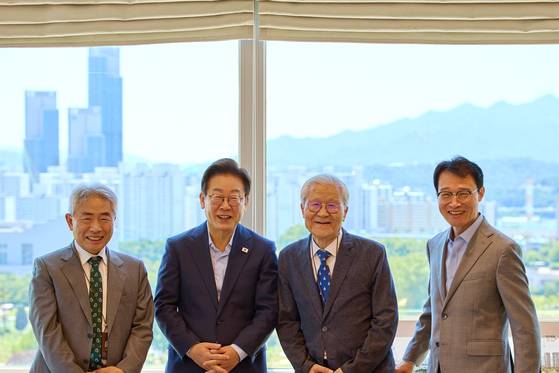 이재명 대통령이 지난 11일 서울 용산 대통령실 청사에서 언론인 오찬에 앞서 기념촬영을 하고 있다. 왼쪽부터 정규재 전 한국경제신문 주필, 이 대통령, 조갑제 '조갑제닷컴' 대표, 이규연 대통령실 홍보소통수석. 〈사진=대통령실 제공〉