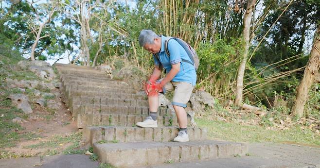 50세 이후의 중장년들은 무리한 등산이나 계단 내려오기 등의 신체 활동을 제한해야 한다. 이런 운동은 관절에 손상을 주고, 부상 위험을 증가시킨다. [사진=게티이미지뱅크]