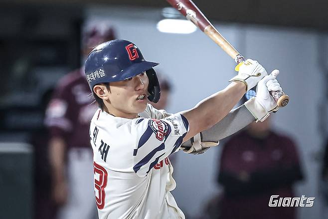 올 시즌을 앞두고 롯데 자이언츠로 이적한 전민재는 타율 10위에 오르며 전반기를 마쳤다. (롯데 자이언츠 제공)