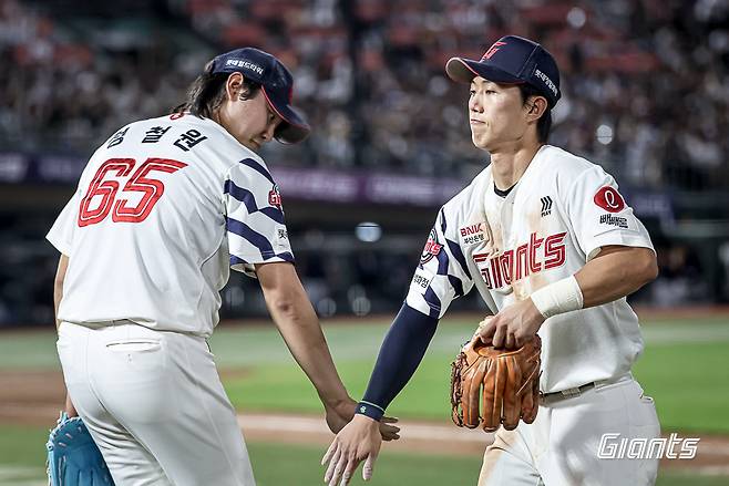 롯데 자이언츠 돌풍의 주역인 정철원(왼쪽)과 전민재. (롯데 자이언츠 제공)