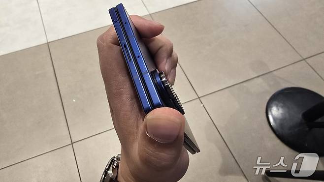 갤럭시Z 폴드7의 접힌 두께를 엄지손가락과 비교한 모습./뉴스1 ⓒ News1 윤주영 기자