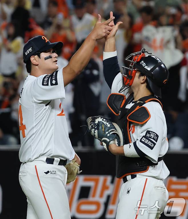 9일 오후 대전 한화생명 볼파크에서 열린 프로야구 '2025 신한 SOL뱅크 KBO 리그' 기아 타이거즈와 한화 이글스 경기에서 승리한 한화 투수 김서현과 포수 최재훈이 기뻐하고 있다. 2025.7.9/뉴스1 ⓒ News1 김기태 기자