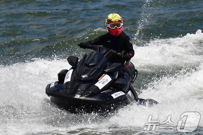 이강덕 경북 포항시장이 12일 송도해수욕장에서 개장을 축하하는 수상오토바이 퍼포먼스를 펼치고 있다. 송도해수욕장은 2007년 태풍 등으로 백사장이 유실되면서 폐장됐다 복원 공사를 마친 후 이날 재개장했다. 2025.7.12/뉴스1 ⓒ News1 최창호 기자