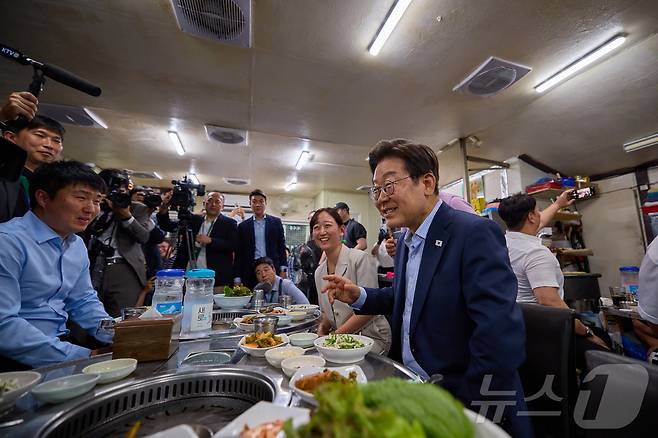 이재명 대통령이 지난 11일 저녁 서울 종로구의 한 고깃집에서 직원들과 퇴근길 외식을 하고 있다. 이 대통령은 "소비 진작을 위해 저부터 외식을 많이 하겠다＂고 강조하며 경기 활성화를 위한 실천 의지를 내비쳤다. (이재명 대통령 SNS. 재판매 및 DB 금지) 2025.7.12/뉴스1 ⓒ News1 이재명 기자