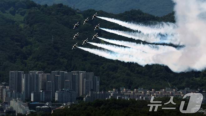 12일 오전 서울 시내 상공에서 공군 특수비행팀 블랙이글스가 제1회 방위산업의 날 계기 시민 참여 페스티벌을 기념해 에어쇼를 펼치고 있다. 2025.7.12/뉴스1 ⓒ News1 이동해 기자