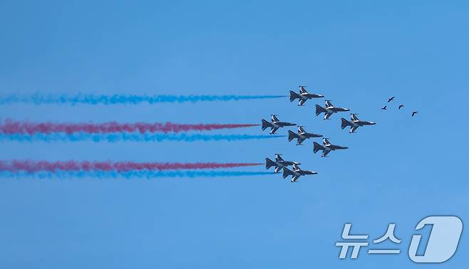 12일 오전 서울 반포한강공원 일대에서 공군 특수비행팀 블랙이글스가 제1회 방위산업의 날 계기 시민 참여 페스티벌을 기념해 에어쇼를 펼치고 있다. 2025.7.12/뉴스1 ⓒ News1 신웅수 기자