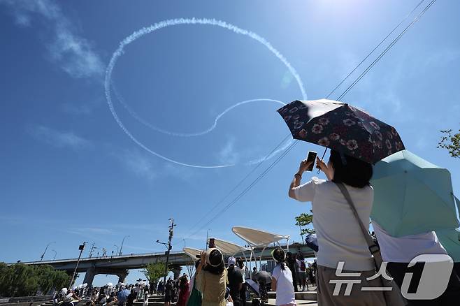 12일 오전 서울 반포한강공원 일대에서 공군 특수비행팀 블랙이글스가 제1회 방위산업의 날 계기 시민 참여 페스티벌을 기념해 에어쇼를 펼치고 있다. 2025.7.12/뉴스1 ⓒ News1 신웅수 기자