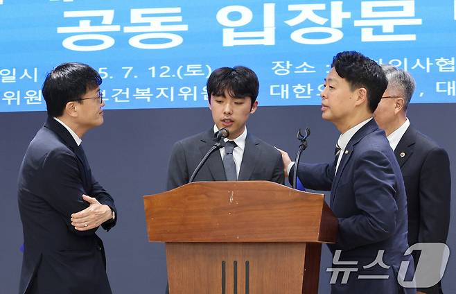 박주민 보건복지위원장(왼쪽부터), 이선우 대한의과대학·의학전문대학원학생회 비상대책위원장, 김영호 국회 교육위원장, 김택우 대한의사협회장이 12일 오후 서울 용산구 대한의사협회에서 의과대학 교육 정상화를 위한 공동 성명서를 발표한 후 대화하고 있다. 2025.7.12/뉴스1 ⓒ News1 신웅수 기자