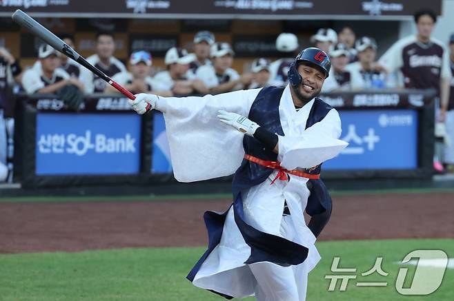 12일 오후 대전 한화생명볼파크에서 열린 '2025 신한 SOL Bank KBO 올스타전'에서 레이예스가 퍼포먼스를 선보이고 있다. 2025.7.12/뉴스1 ⓒ News1 김기태 기자