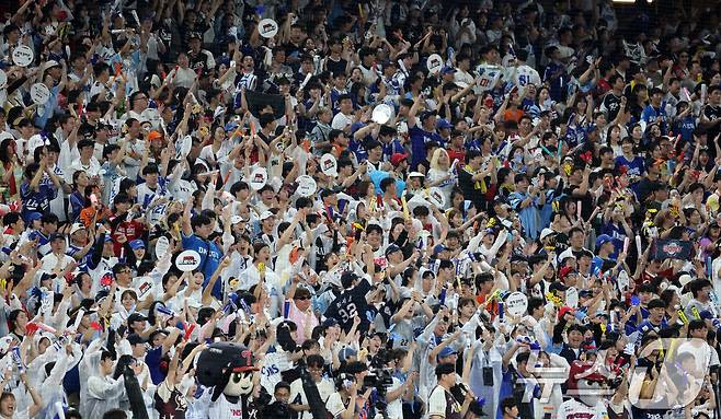 12일 오후 대전 한화생명볼파크에서 열린 '2025 신한 SOL Bank KBO 올스타전'에서 야구팬들이 열띤 응원을 펼치고 있다. 2025.7.12/뉴스1 ⓒ News1 김기태 기자