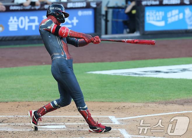 12일 오후 대전 한화생명볼파크에서 열린 '2025 신한 SOL Bank KBO 올스타전'에서 스파이더맨 복장을 입은 박해민이 타격하고 있다. 2025.7.12/뉴스1 ⓒ News1 김기태 기자