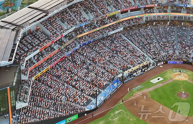 12일 대전 한화생명 볼파크에서 열린 ‘2025 신한 SOL뱅크 KBO 올스타전’에서 야구팬들이 열정적인 응원을 펼치고 있다. 2025.7.12/뉴스1 ⓒ News1 김진환 기자